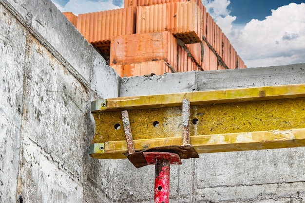 Bekisting voor het gieten van de tweede verdieping van een monolithisch gebouw Versterking van muren en plafond Monolithisch werk tijdens de constructie van een gebouw close-up Bouwtechnologieën