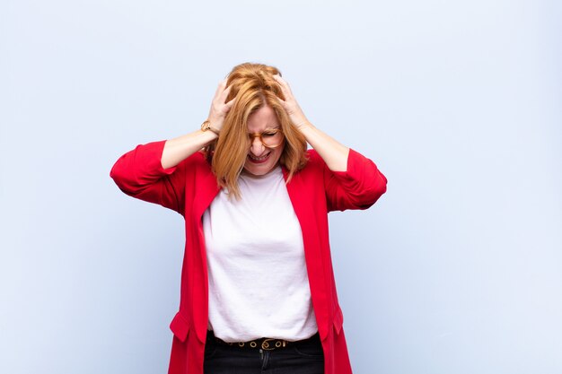 Beklemtoond en gefrustreerd het gevoel van de middenleeftijdsvrouw