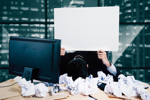Foto beklemtoonde zakenman die leeg bord in kantoor toont