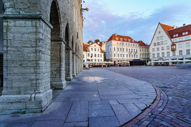 Belangrijkste geplaveide plein van de stad Tallinn met zijn middeleeuwse huizen. Estland.