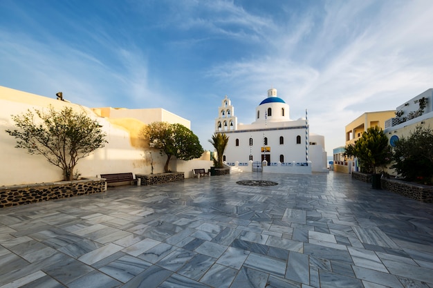 Belangrijkste witblauwe orthodoxe kerk van Panagia Platsani, in het dorp Oia. Santorini.