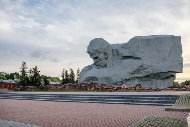 Foto bielorussia brest agosto 2023 monumento commemorativo alla fortezza dell'eroe fortezza di brest