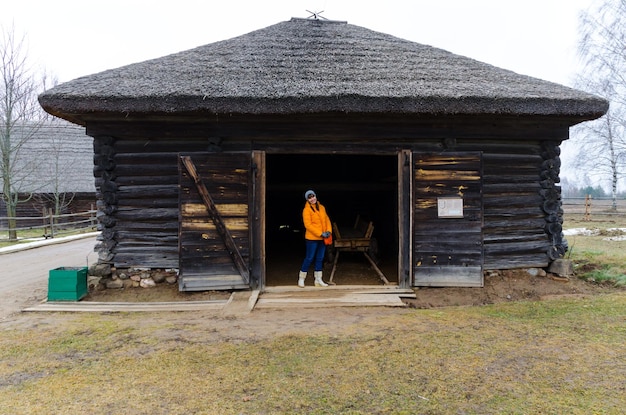 ベラルーシミンスク観光客のグループが建築と農村生活の博物館を訪れました