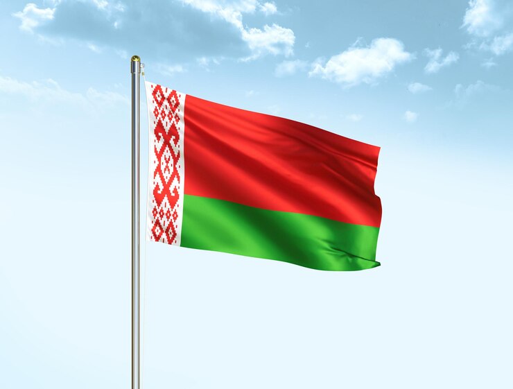 Национальный флаг Беларуси развевается в голубом небе с облаками Флаг Беларуси 3D иллюстрация