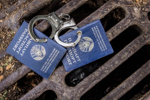 Foto passaporto bielorusso in manette