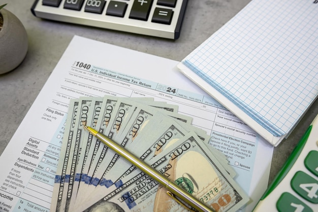 belastingformulier 1040 pen en dollar geld belastingbetalingsconcept