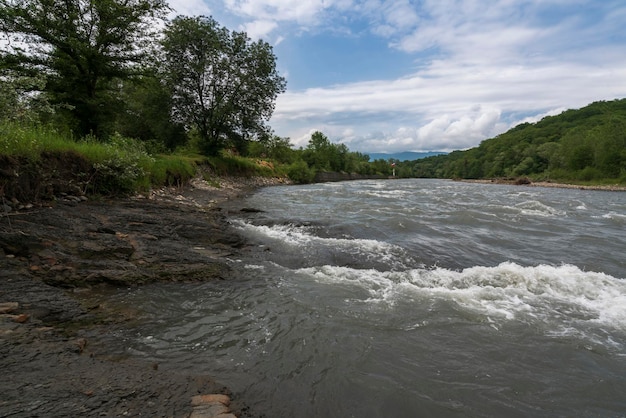 Belaya-rivier en het Kaukasusgebergte Dakhovskaya Republiek Adygea Rusland