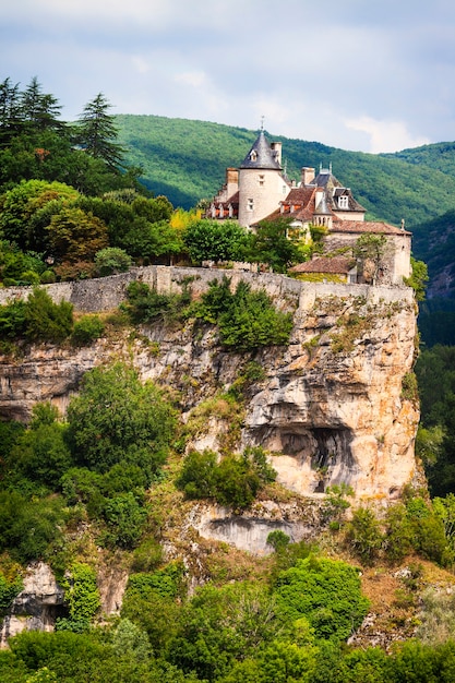 Belcastel-바위 위에 인상적인 성, 프랑스, 롯 지방