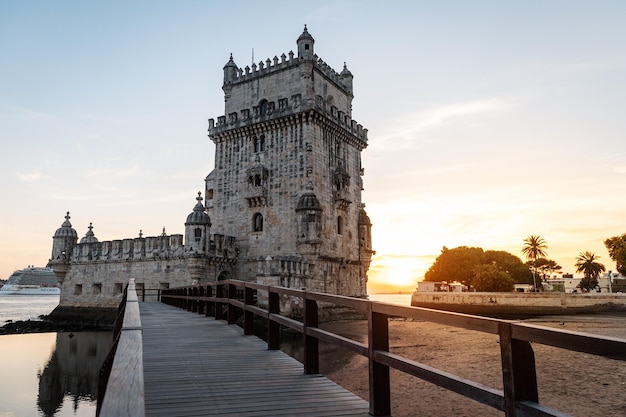 Foto la torre di belem in autunno al tramonto