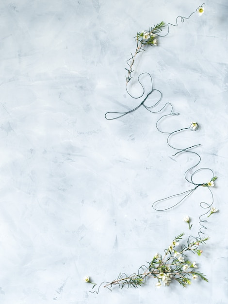 Foto belettering lente met witte bloemen op grijze achtergrond