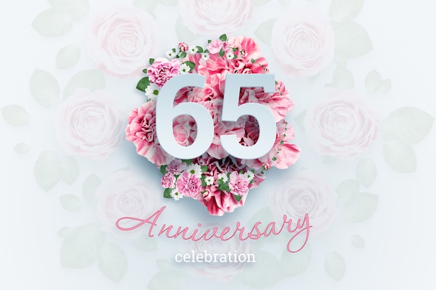 belettering van 65 nummers en verjaardag viering tekst op roze bloemen.