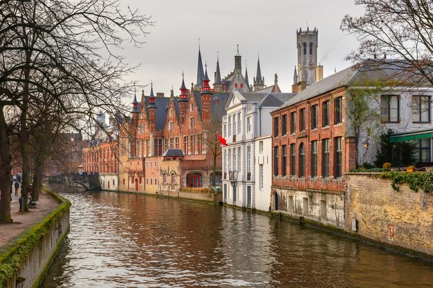 Belfort en het Groene kanaal in Brugge, België