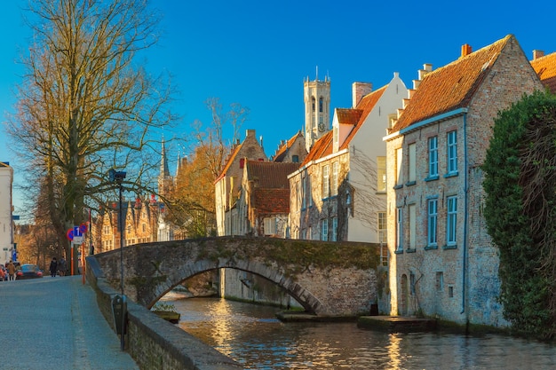 Belfort en het Groene kanaal in Brugge, België