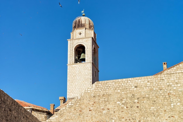 Belfort van de oude haven in de oude binnenstad van Dubrovnik, Kroatië