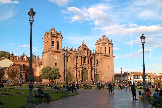 Photo the belfry of cathedral basilica of the assumption of the virgin against sunny sky cusco peru