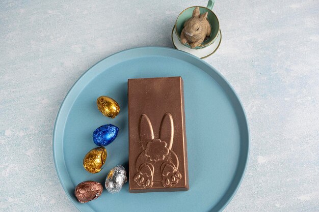 Photo belgian milk chocolate bar filled with hazelnut cream next to chocolate eggs_4