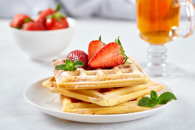 Waffle belgi viennesi decorati con fragole