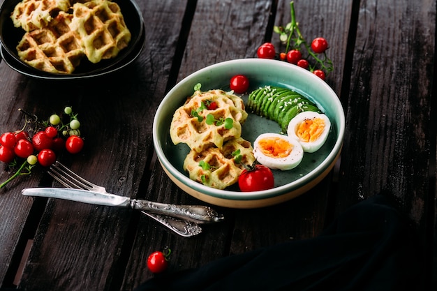 아보카도 계란과 토마토를 곁들인 벨기에 와플 건강한 아침 식사