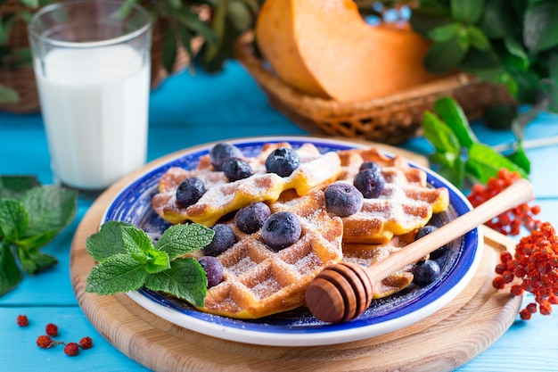 Photo belgian waffles with berries and honey