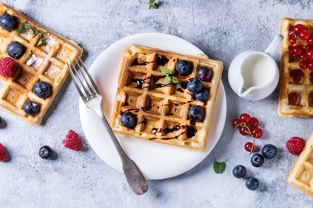 Waffle belgi con frutti di bosco