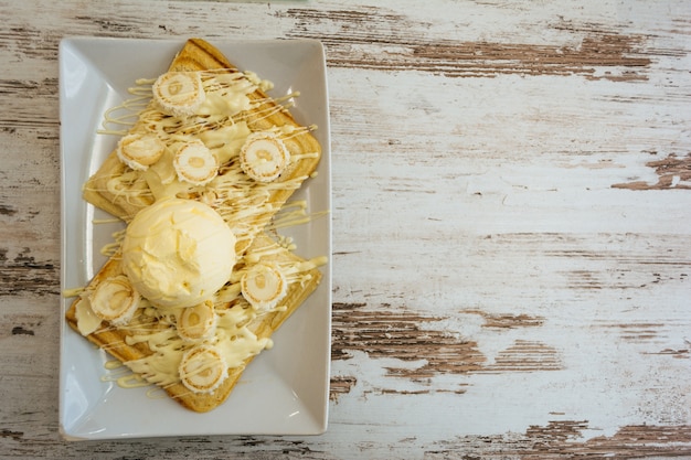 Foto waffle belgi con cioccolato bianco fuso