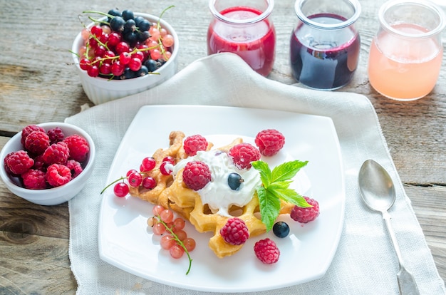 Waffle belgi con panna montata e frutti di bosco freschi