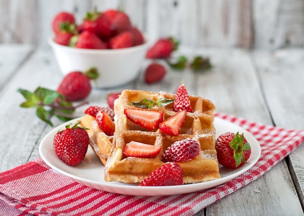 België wafels met aardbeien en munt op witte plaat