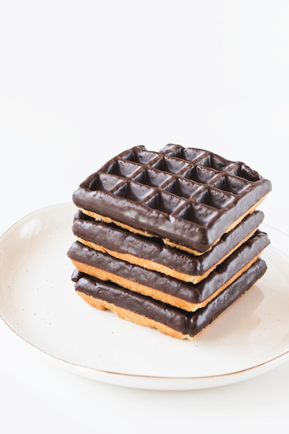 Belgische chocoladewafels uit de winkel op plaat witte achtergrond