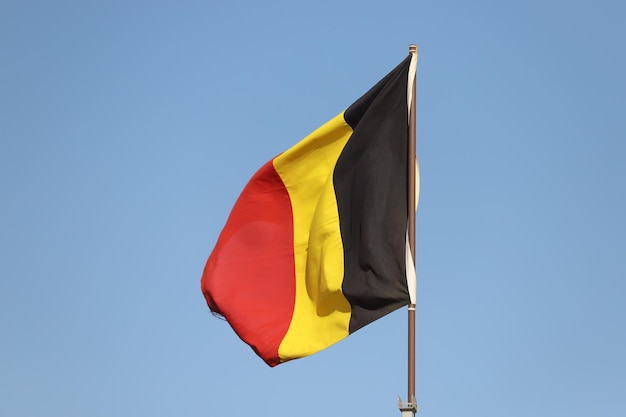 Belgische vlag wappert op vlaggenmast