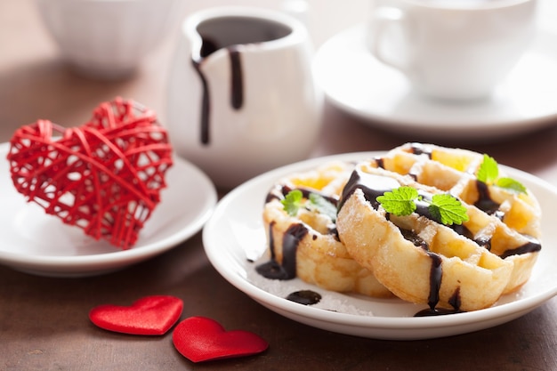 Belgische wafel met chocoladeframboos en hartjes