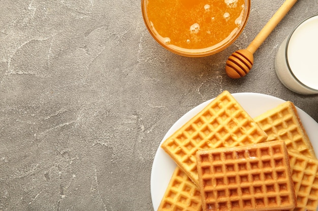 Belgische wafels. belgische wafels met honing en melk. vers gebakken belgische wafels.