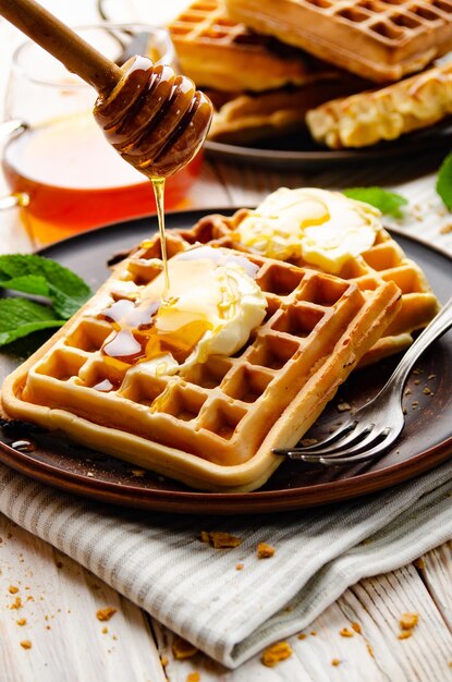 Foto belgische wafels geserveerd met boter en honing