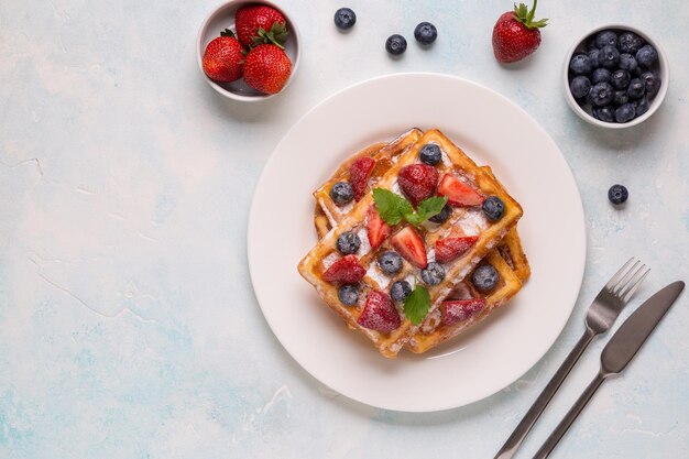 Belgische wafels met aardbeien bosbessen en siroop homemade healthy breakfast