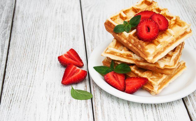 Belgische wafels met aardbeien en munt