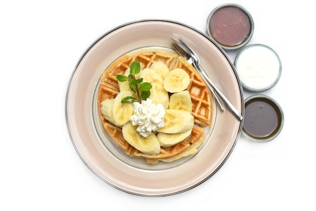 Belgische wafels met ananas en ijs geïsoleerd op een witte achtergrond