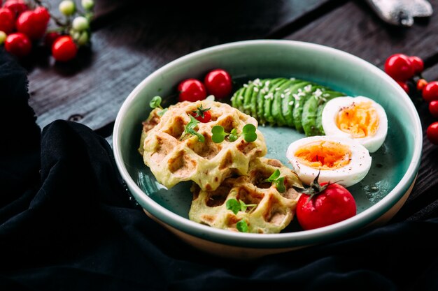 Belgische wafels met avocado ei en tomaat Gezond ontbijt