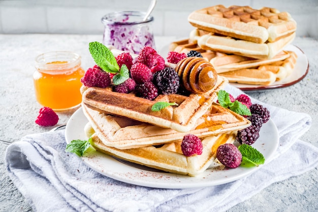 Belgische wafels met bessen en honing