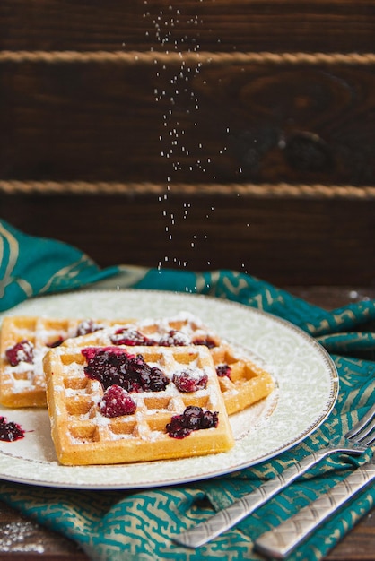 Belgische wafels met bessen worden overgoten met jam