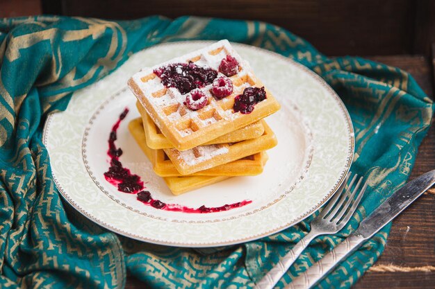 Belgische wafels met bessen worden overgoten met jam