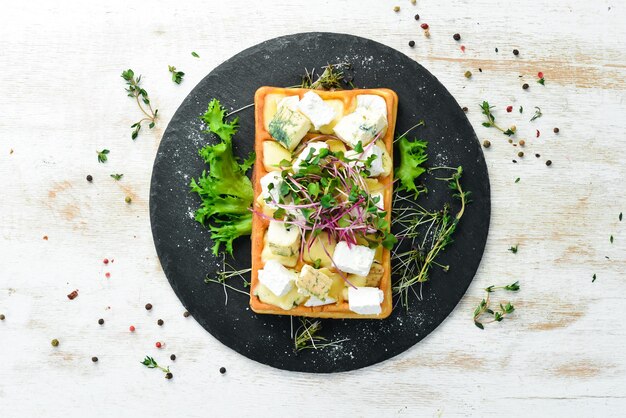 Belgische wafels met brie feta kaas en blauwe kaas Bovenaanzicht Vrije ruimte voor je tekst