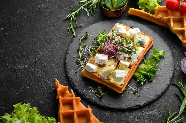 Belgische wafels met brie feta kaas en blauwe kaas Bovenaanzicht Vrije ruimte voor je tekst