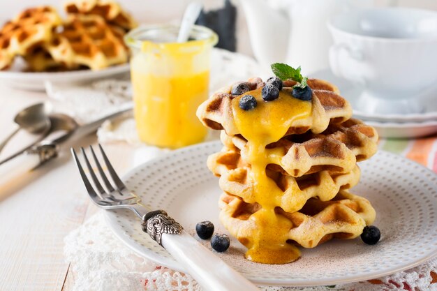 Belgische wafels met citroen Koerd en bosbessen. Rustieke stijl. Selectieve aandacht.