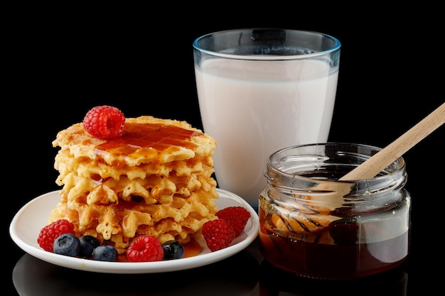 Belgische wafels met honingyoghurt en bessen