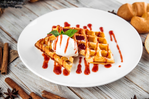 Belgische wafels met ijsbessensiroop