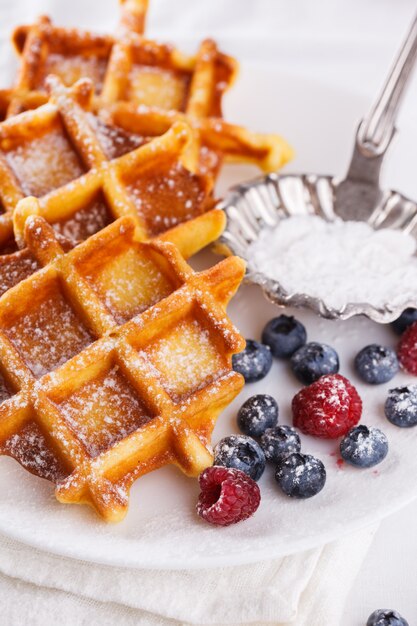 Belgische wafels met melk en verse bessen