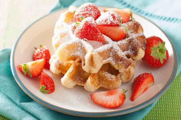 Belgische wafels met poedersuiker en aardbei