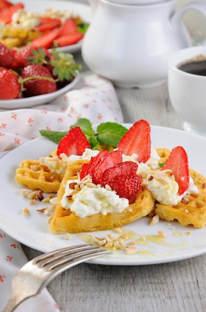 Belgische wafels met slagroom en aardbeien