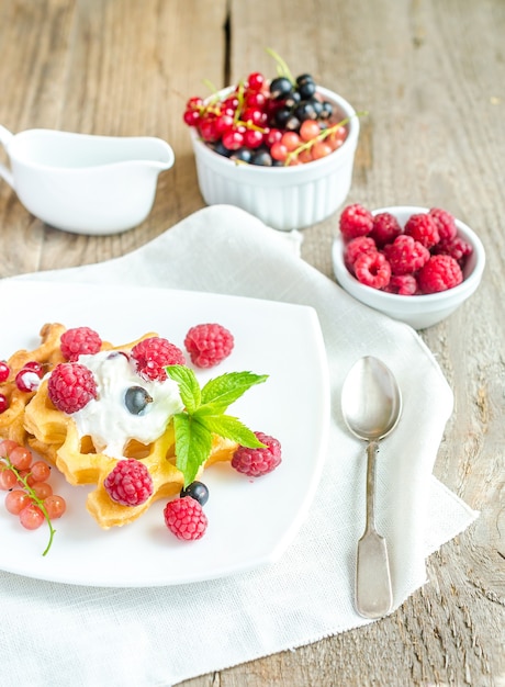 Belgische wafels met slagroom en verse bessen