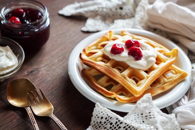 Foto belgische wafels met zure room en kersenjam