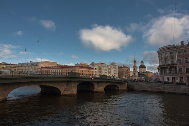 Il ponte belinsky sul fiume fontanka a san pietroburgo.